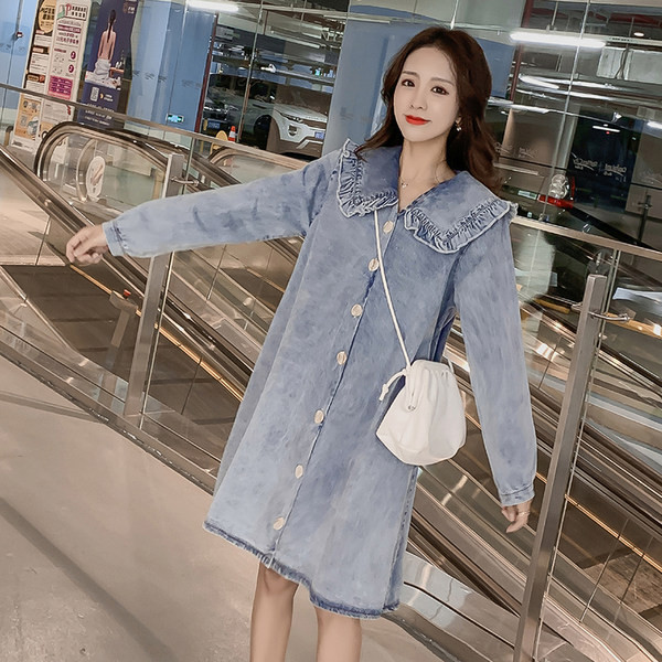 Brīva džinsa kleita ar lokām piemērota grūtniecēm