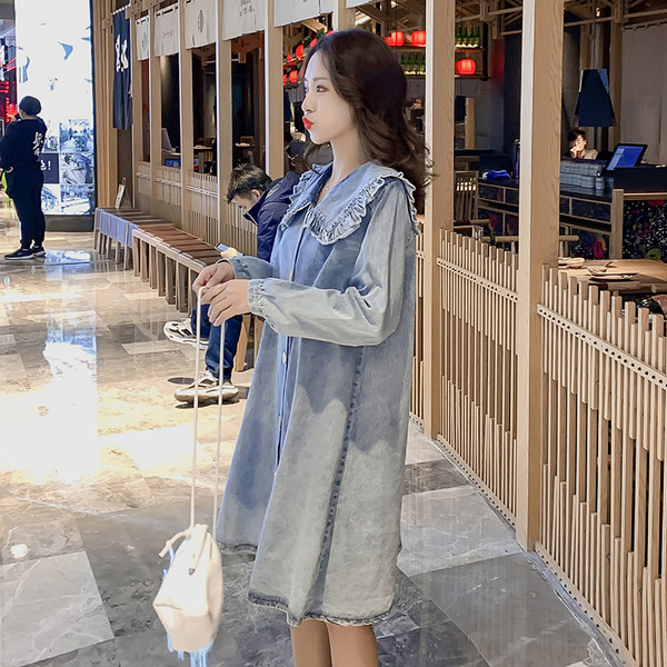 Brīva džinsa kleita ar lokām piemērota grūtniecēm