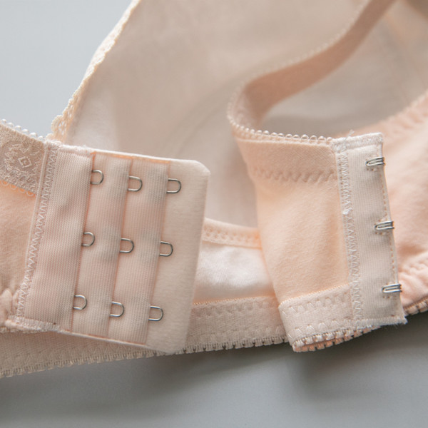 Mežģīņu krūšturis ar aizdari priekšpusē