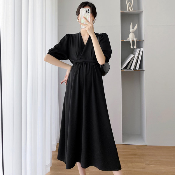 Kroj ljetne haljine sa špicastim izrezom za trudnice