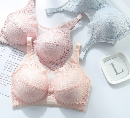 Komplektā 2 priekšpusē stiprināmi barošanas krūšturi