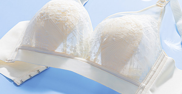 Nėriniuota liemenėlė su trikampiais kaušeliais, tinkanti maitinančioms mamoms