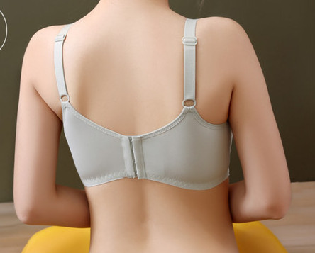 Trīs krāsu mežģīņu krūšturis