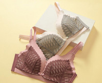 Mežģīņu krūšturis barošanai ar trīsstūrveida kausiņiem un regulējamām lencēm