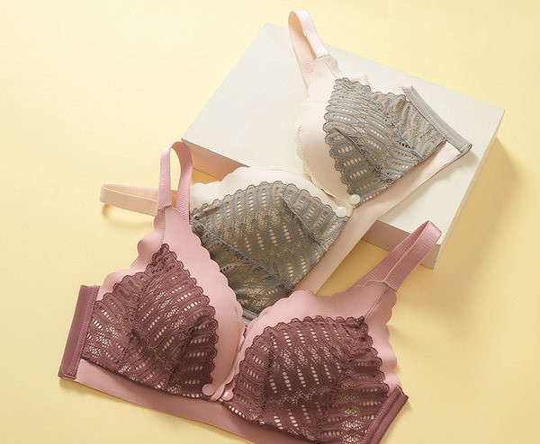 Mežģīņu krūšturis barošanai ar trīsstūrveida kausiņiem un regulējamām lencēm