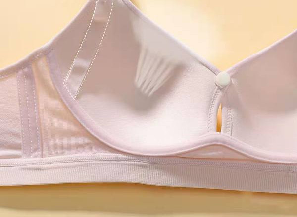 Krūšturis no elpojoša materiāla, kas piemērots barojošām māmiņām