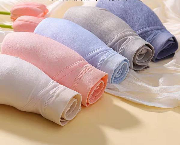 Krūšturis no elpojoša materiāla, kas piemērots barojošām māmiņām