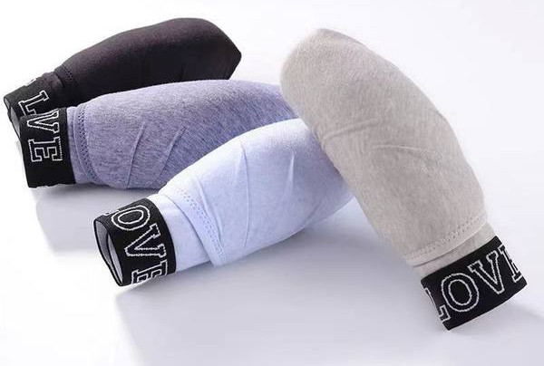 Māsu krūšturis ar uzrakstiem