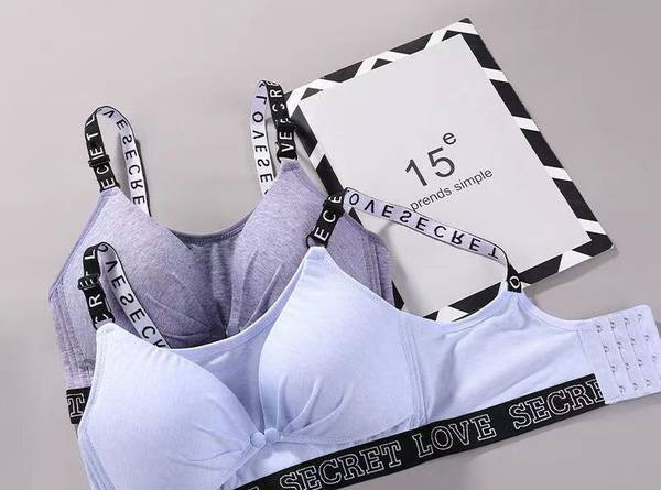 Māsu krūšturis ar uzrakstiem