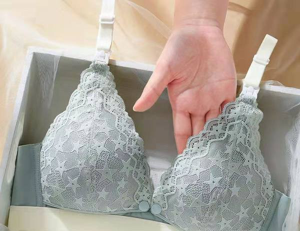 Mežģīņu krūšturis ar trīsstūrveida barošanas kausu