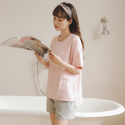 Spalvinga trumpomis rankovėmis nėščiųjų pižama su ovalia iškirpte