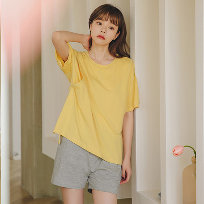 Spalvinga trumpomis rankovėmis nėščiųjų pižama su ovalia iškirpte