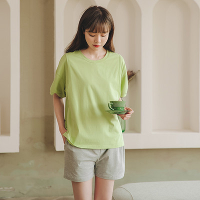 Spalvinga trumpomis rankovėmis nėščiųjų pižama su ovalia iškirpte