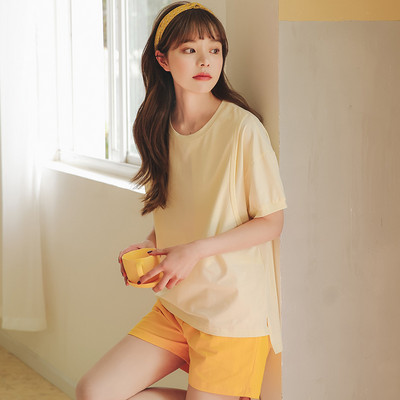 Spalvinga trumpomis rankovėmis nėščiųjų pižama su ovalia iškirpte