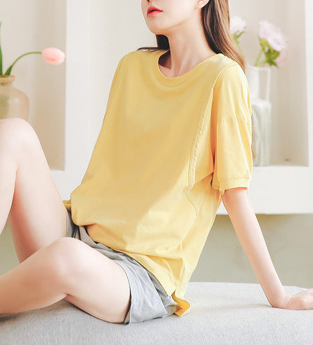 Spalvinga trumpomis rankovėmis nėščiųjų pižama su ovalia iškirpte