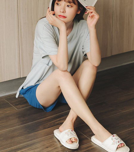 Spalvinga trumpomis rankovėmis nėščiųjų pižama su ovalia iškirpte