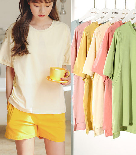 Spalvinga trumpomis rankovėmis nėščiųjų pižama su ovalia iškirpte