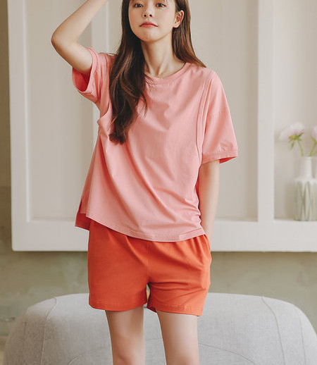 Spalvinga trumpomis rankovėmis nėščiųjų pižama su ovalia iškirpte