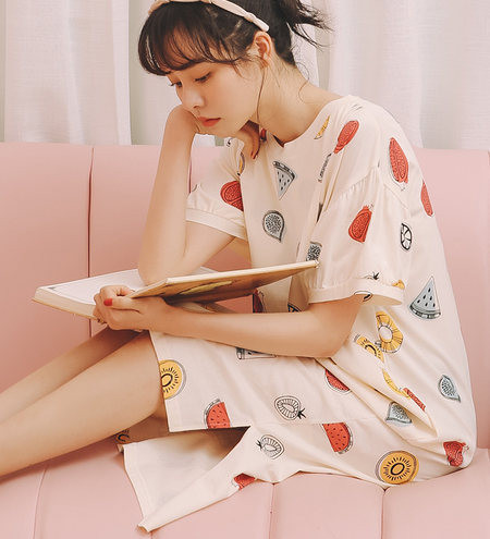 Grūtnieču naktskrekls ar garām piedurknēm ar aplikāciju