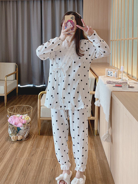 Kokvilnas pidžama ar cirtām grūtniecēm