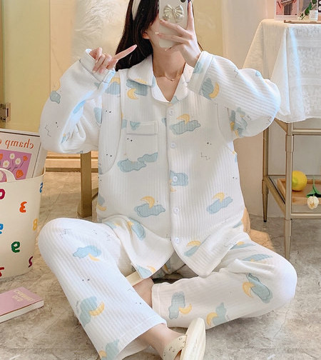 Divdaļīga brīva piegriezuma grūtnieču pidžama ar kabatu un pogām