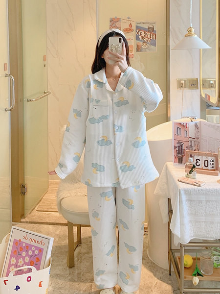 Divdaļīga brīva piegriezuma grūtnieču pidžama ar kabatu un pogām