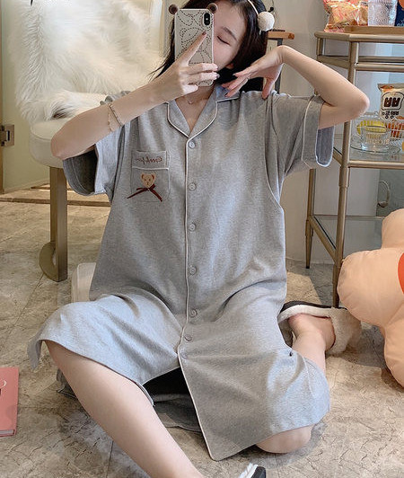 Kokvilnas naktskrekls ar pogām piemērots grūtniecēm