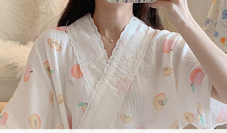 Sieviešu naktskrekls ar smailu kakla izgriezumu grūtniecēm