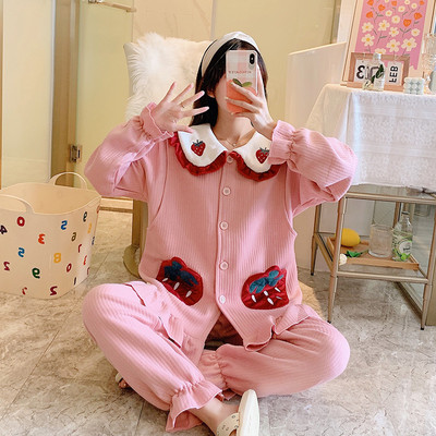 Divdaļīga grūtnieču pidžama ar izšuvumu un pogu aizdari