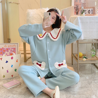 Divdaļīga grūtnieču pidžama ar izšuvumu un pogu aizdari