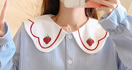 Divdaļīga grūtnieču pidžama ar izšuvumu un pogu aizdari