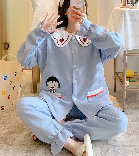 Divdaļīga grūtnieču pidžama ar izšuvumu un pogu aizdari