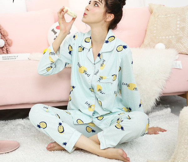 Sieviešu pidžama ar krāsainu apdruku un garām piedurknēm - piemērota grūtniecēm