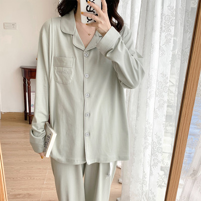 Plata raksta divdaļīga pidžama, kas piemērota grūtniecēm