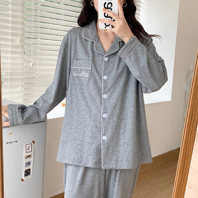 Plata raksta divdaļīga pidžama, kas piemērota grūtniecēm