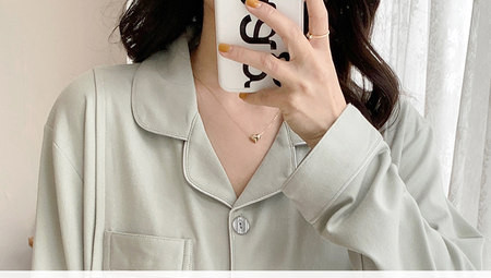 Plata raksta divdaļīga pidžama, kas piemērota grūtniecēm