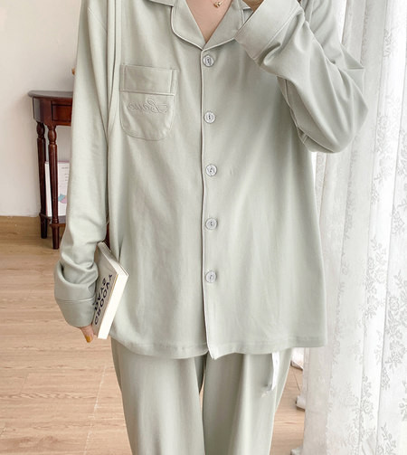 Plata raksta divdaļīga pidžama, kas piemērota grūtniecēm