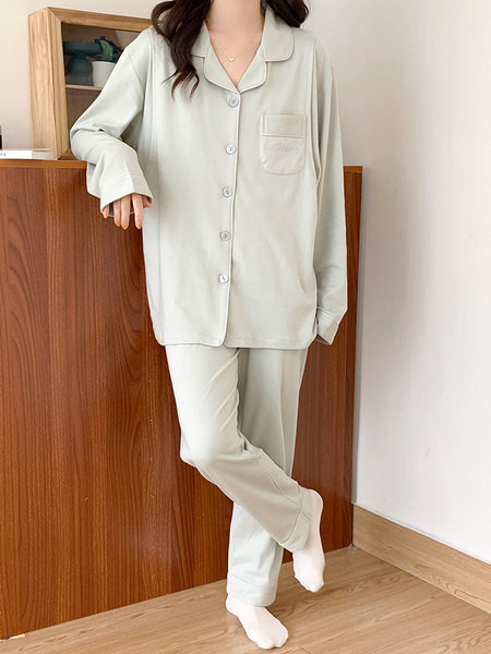 Plata raksta divdaļīga pidžama, kas piemērota grūtniecēm