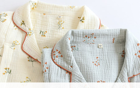 Kokvilnas grūtnieču pidžama ar ziedu rakstu