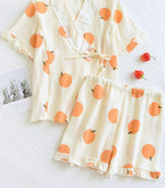 Dvodijelna ljetna pidžama s kratkim hlačicama i bluzom s vezom