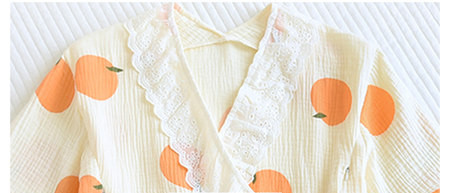 Dvodijelna ljetna pidžama s kratkim hlačicama i bluzom s vezom