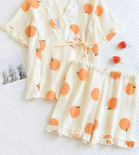 Dvodijelna ljetna pidžama s kratkim hlačicama i bluzom s vezom