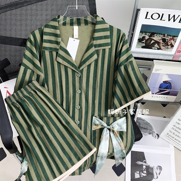 Ženska ljetna dvodijelna pidžama na pruge