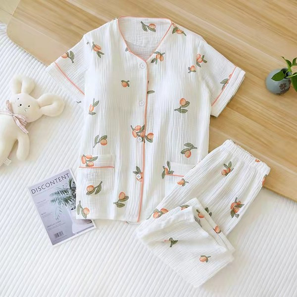 Pamučna pidžama sa šarenim printom s gumbima