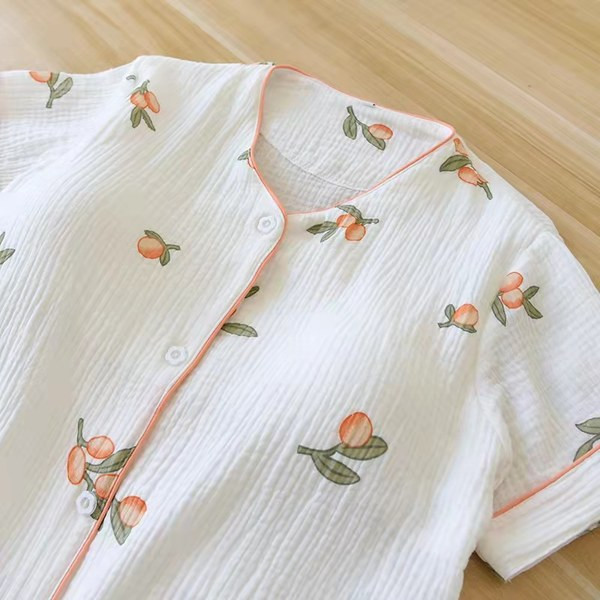 Pamučna pidžama sa šarenim printom s gumbima