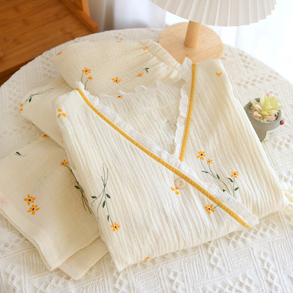 Pamučna pidžama s asimetričnim kopčanjem