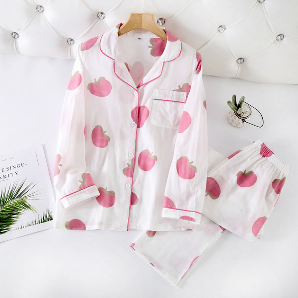 Pijamale de damă cu nasturi - două părți