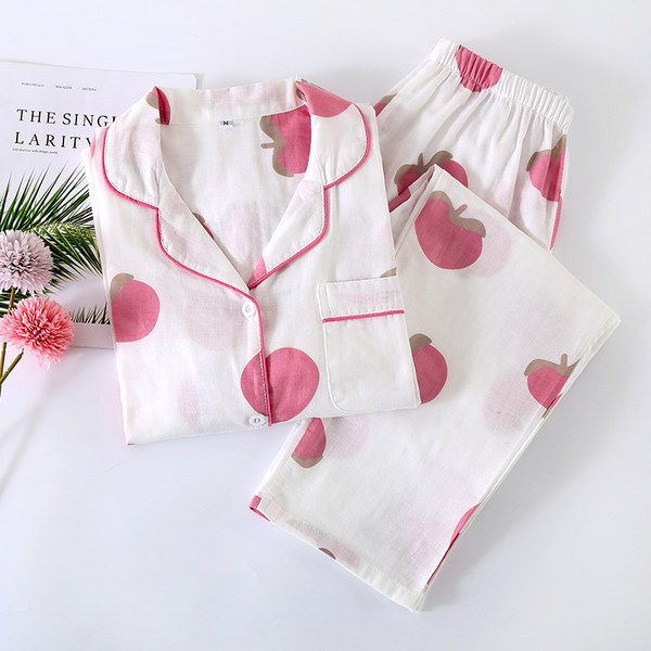 Pijamale de damă cu nasturi - două părți