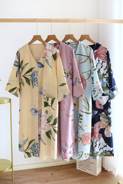 Ženska spavaćica sa špicastim izrezom i gumbima