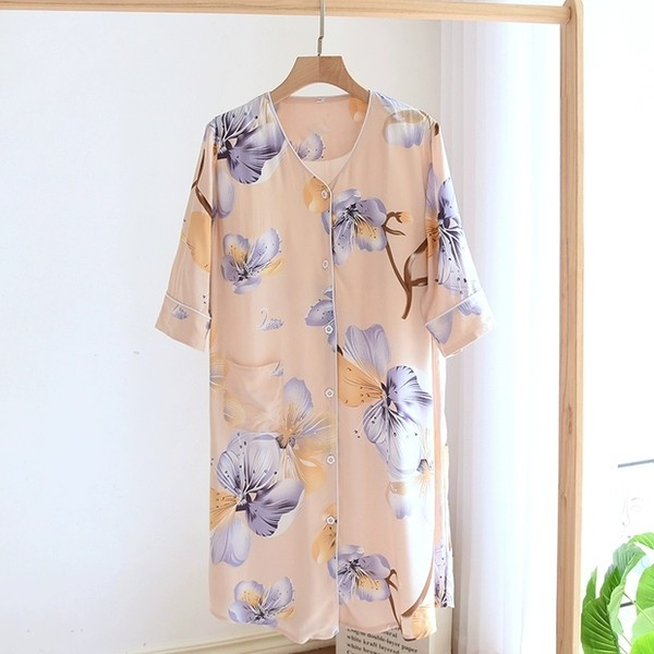 Ženska spavaćica sa špicastim izrezom i gumbima